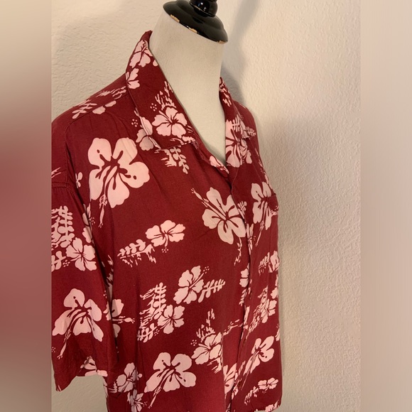 NWOT Hawaiian Pace Burgundy w/Pink Hibiscus Flowers Button Down Short Sleeve Top - Picture 2 of 6